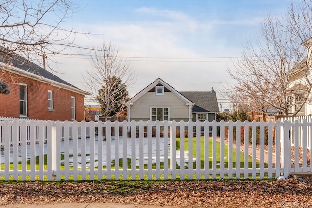 view of front of property featuring a front lawn