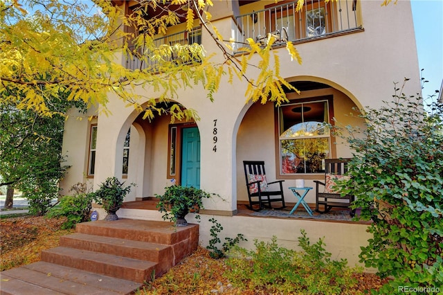 property entrance featuring a balcony