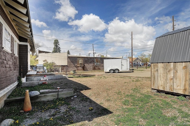 view of yard featuring a shed