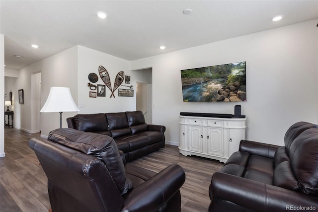 living area with baseboards, dark wood-type flooring, and recessed lighting