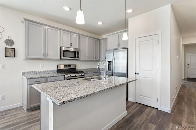 kitchen with dark wood-style flooring, stainless steel appliances, a sink, and gray cabinetry