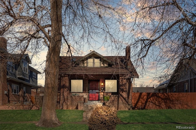 view of front of property featuring a lawn