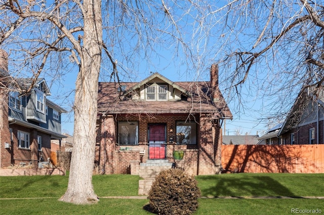 view of front of home featuring a front lawn