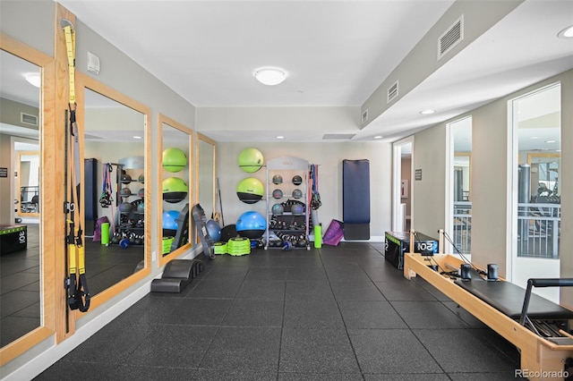 workout room with visible vents and baseboards