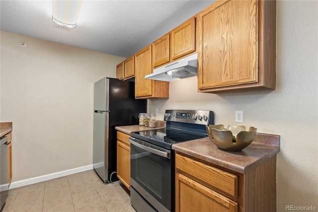 kitchen with under cabinet range hood, baseboards, and electric range