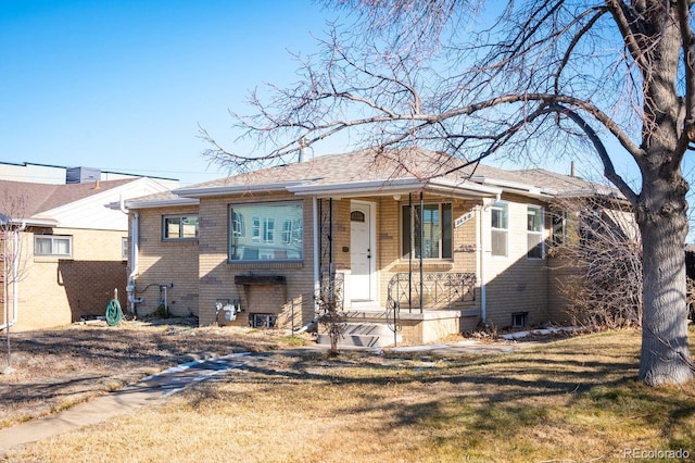 view of front of property featuring a front yard