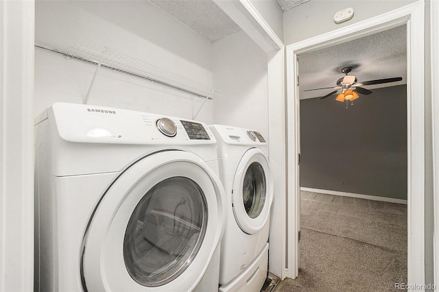 clothes washing area with carpet flooring, washing machine and dryer, a textured ceiling, a ceiling fan, and baseboards