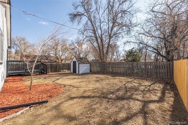 view of yard with a storage shed