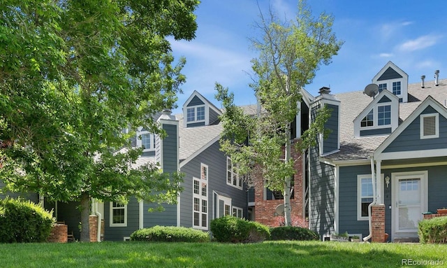 view of front of property featuring a front lawn