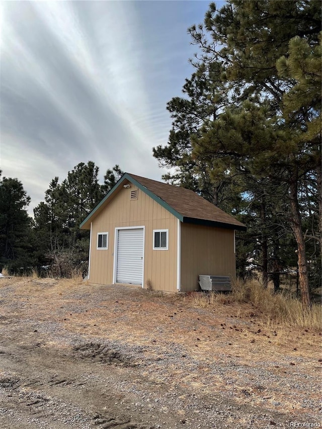 view of outdoor structure with an outbuilding