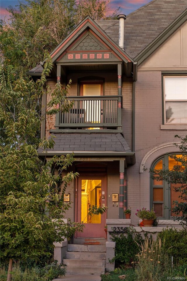 view of front facade featuring a balcony