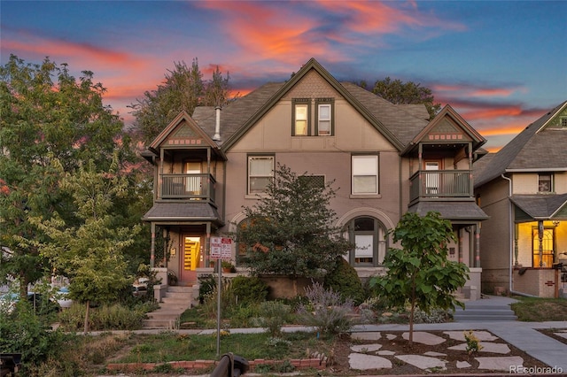 view of front of property featuring a balcony