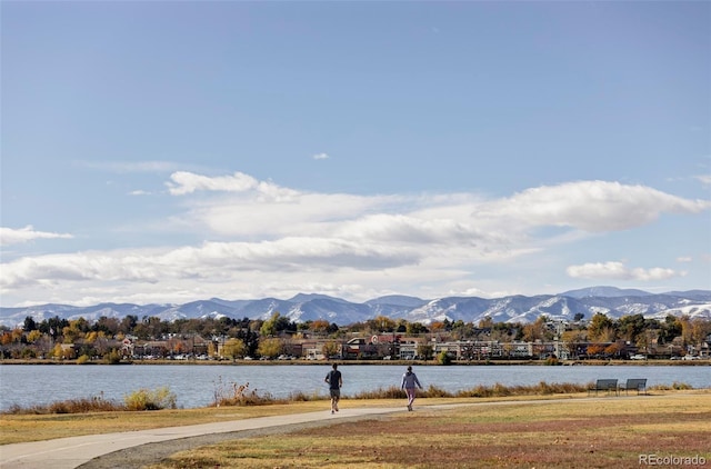 water view with a mountain view