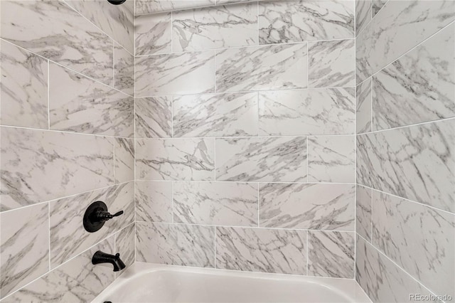 bathroom featuring tiled shower / bath