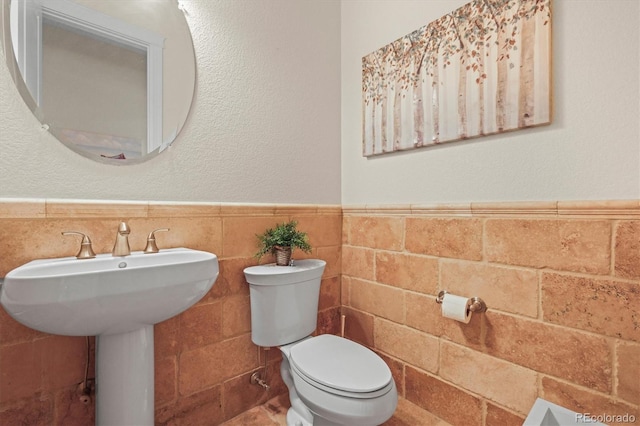 7003 S Irvington Ct, Aurora, CO 80016 - bathroom with wainscoting and tile walls
