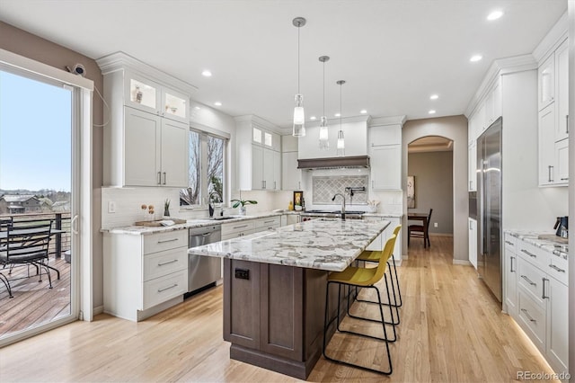 6971 S Netherland Way, Aurora, CO 80016 - kitchen featuring recessed lighting, stainless steel appliances, arched walkways, baseboards, and tasteful backsplash