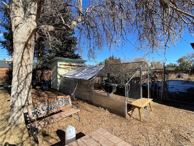 view of yard featuring an outdoor structure