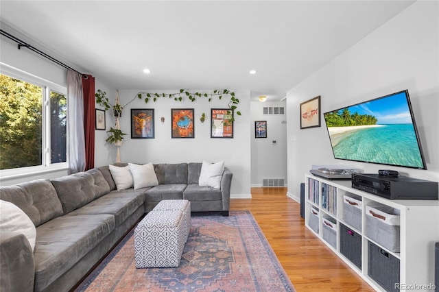 living area featuring recessed lighting, baseboards, visible vents, and light wood finished floors