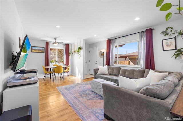 living area with light wood-type flooring, ceiling fan, baseboards, and recessed lighting