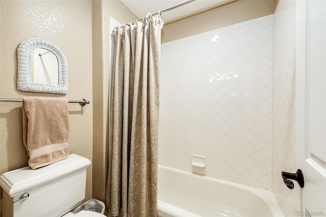 22685 E Calhoun Pl, Aurora, CO 80016 - full bathroom featuring a textured wall, toilet, and shower / bath combo with shower curtain