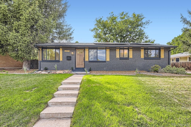 view of front of property featuring a front lawn