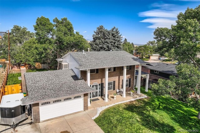 view of front facade featuring a garage and a front yard