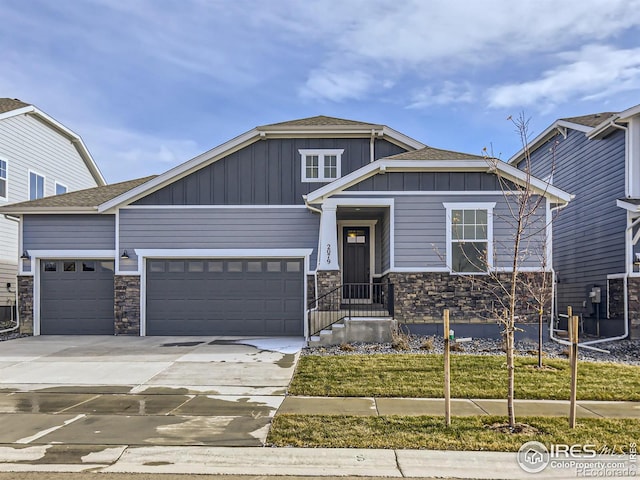 craftsman house featuring a garage