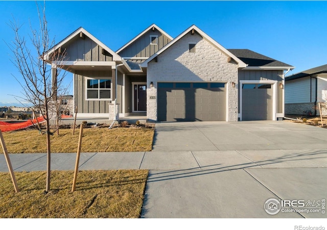 view of front facade with a garage