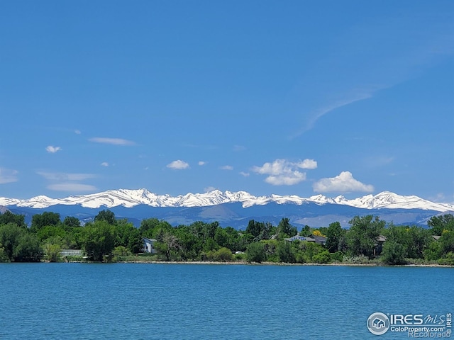 water view with a mountain view