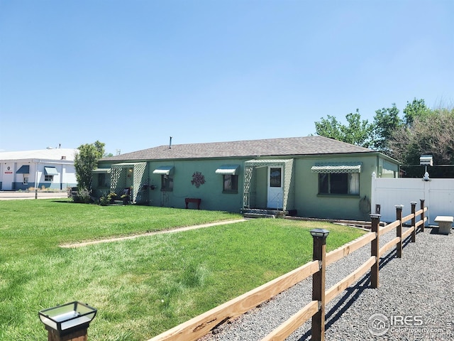 single story home featuring a front lawn