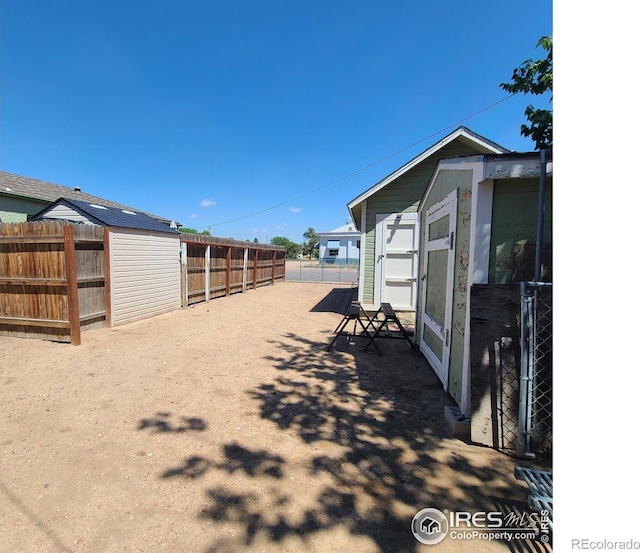 view of yard with an outbuilding