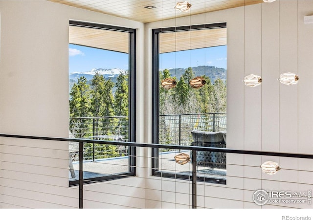 entryway featuring a mountain view