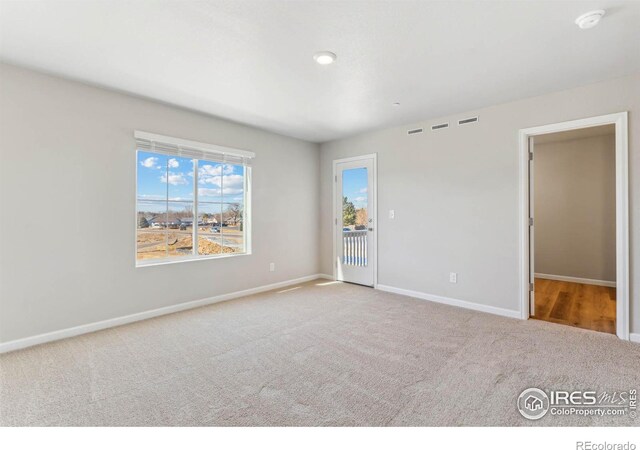 spare room featuring carpet floors