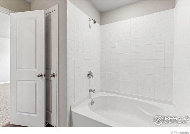 bathroom featuring tiled shower / bath