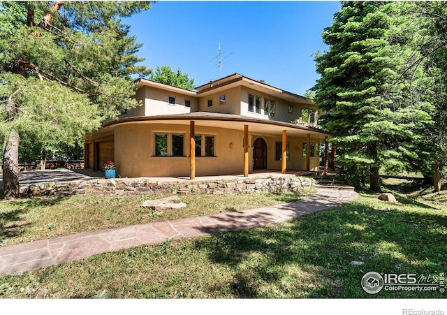 view of front of property featuring covered porch and a front lawn