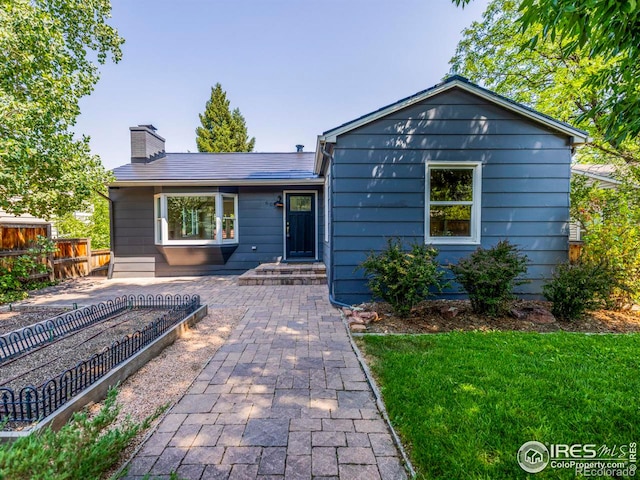 single story home featuring a front lawn