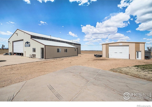 view of yard featuring an outdoor structure and a garage