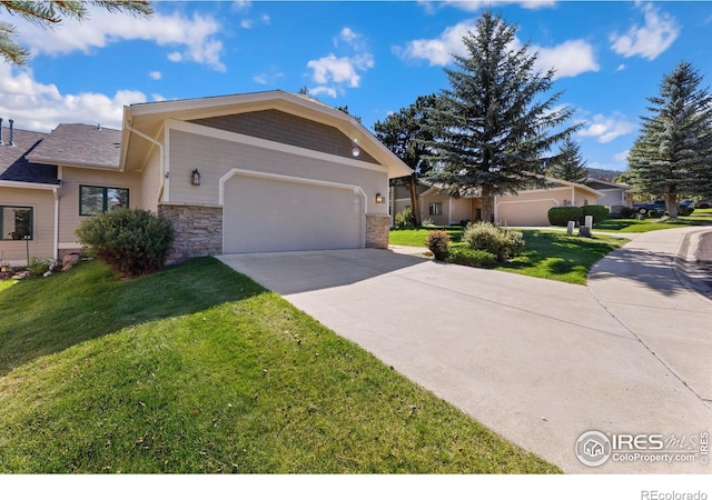 view of front of home featuring a front lawn