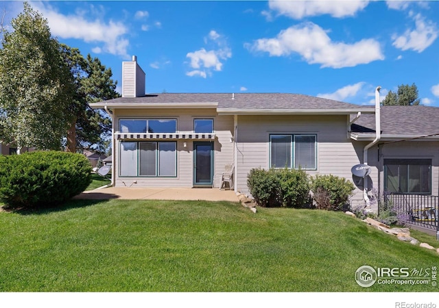 view of front of home with a front yard