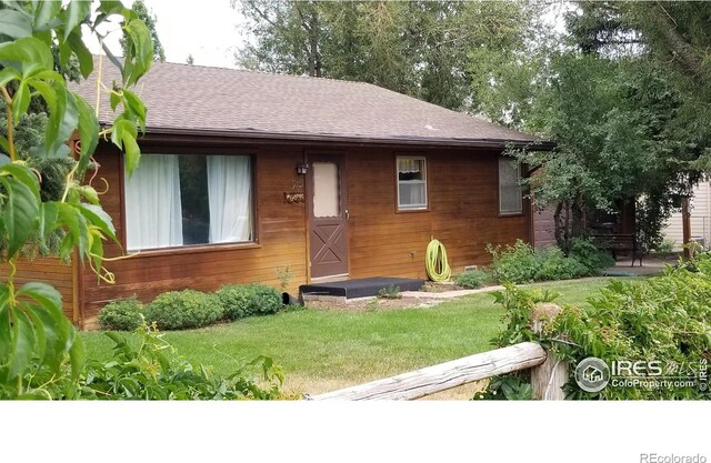 view of front of home with a front lawn