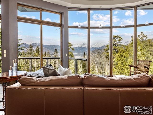 living room featuring a mountain view