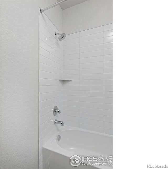 bathroom with tiled shower / bath combo