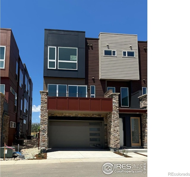 view of front of home featuring a garage