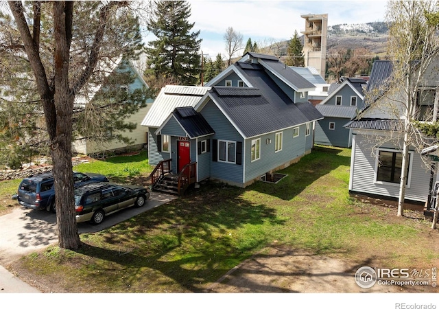 view of front of property featuring a front yard