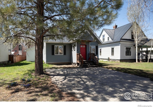 view of front of property featuring a front lawn