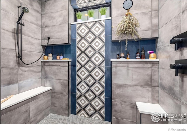 bathroom featuring a tile shower