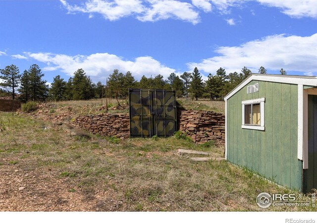 view of yard with a storage unit