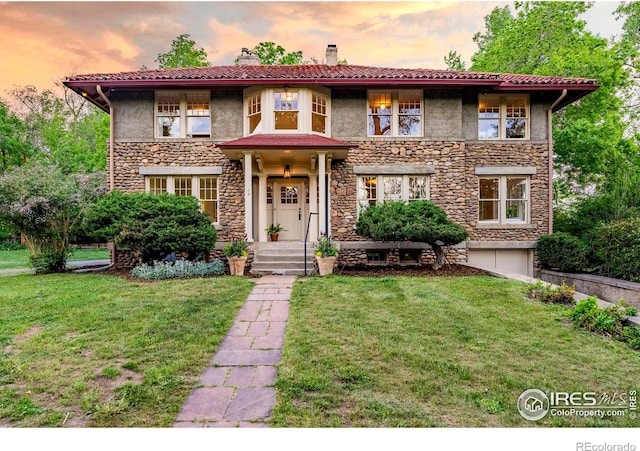 view of front of property featuring a lawn