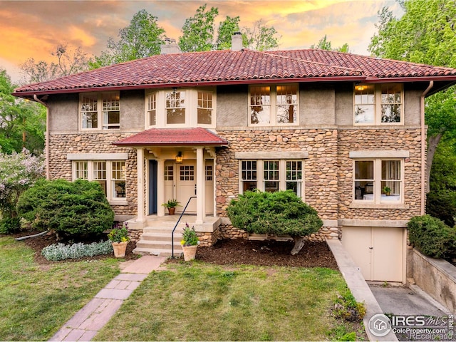 view of front of home featuring a yard