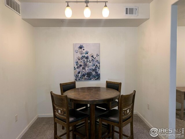 dining area featuring carpet flooring, visible vents, and baseboards